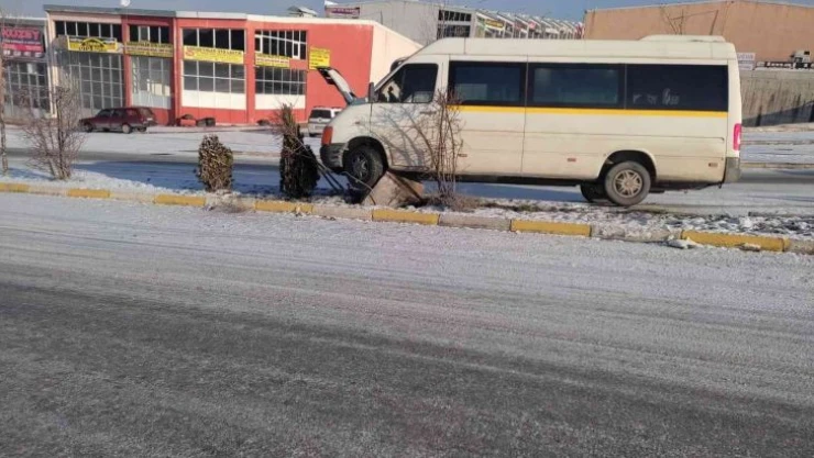 Kontrolden çıkan servis minibüsü refüje çıktı: 8 yaralı