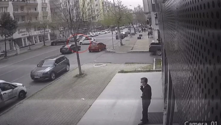 Kontrolsüz dönüşün zincirleme kazayla sonuçlandığı kaza anı kamerada