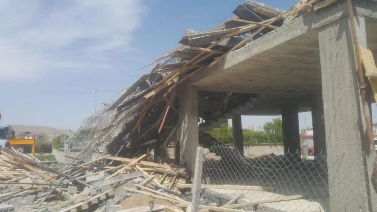 Konya'da 2 katlı binada göçük: 2 işçi yaralandı