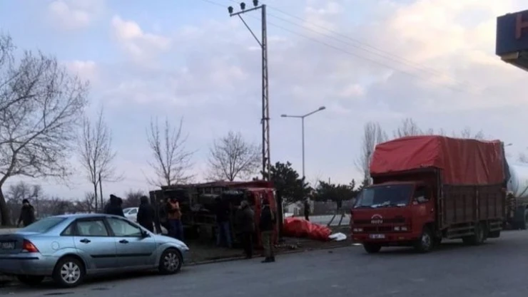 Konya'da kontrolden çıkan tır park halindeki araçlara çarptı: 1 ölü