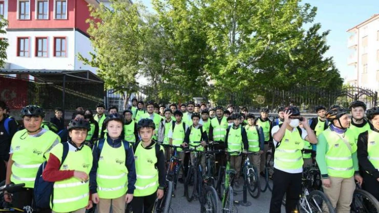 Konya'da öğrenciler okullarına güvenli bisiklet yolu ile gidiyor