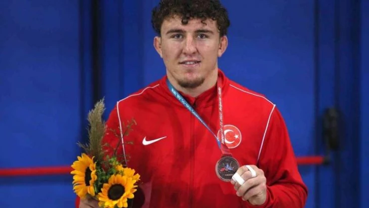 Korkutelili Küçüksolak, güreşte dünya 3.'sü oldu