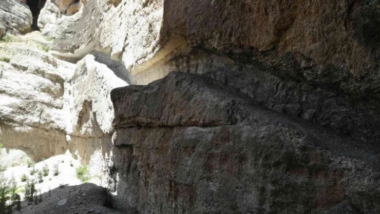Koruma altındaki kanyonda merdiven yapmak için kayaların kazınması yöre halkının tepkisini çekti