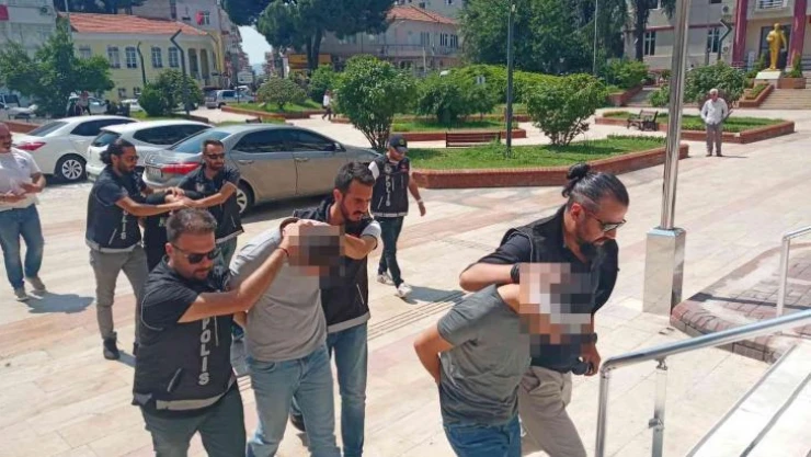 Kovalamacada yere döktükleri 1 kilo uyuşturucu ile yakalandılar