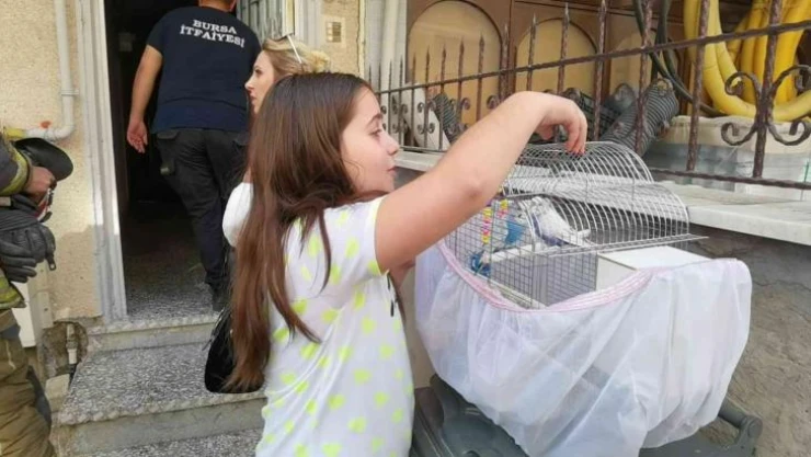 Küçük Elif'in yüzünü itfaiye ekipleri güldürdü