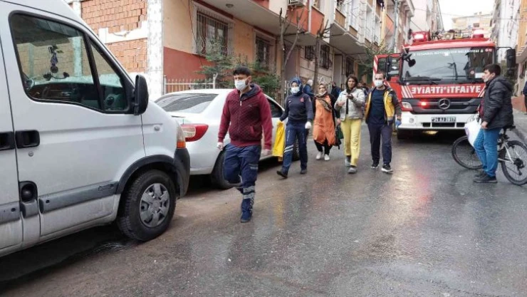Küçükçekmece'de 5 kişilik aile, yangında dumandan etkilendi