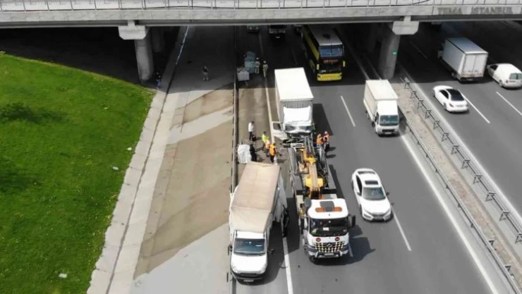 Küçükçekmece'de kaza oldu: Yüzlerce litre kimyasal madde yola döküldü