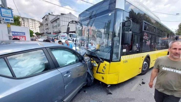 Küçükçekmece'de kaza yaptıkları aracı bırakıp kaçtılar