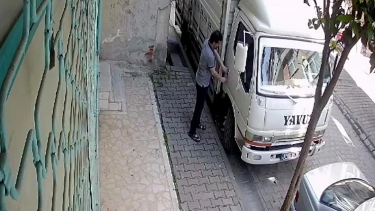 Küçükçekmece'de park halindeki kamyoneti çalan şahıs yakalandı