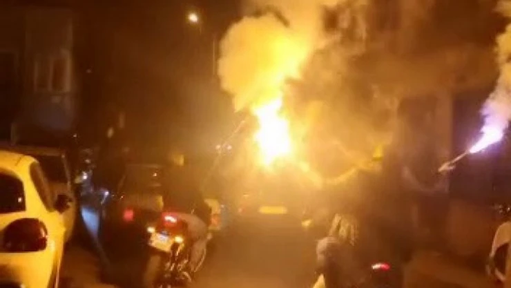 Küçükçekmece'de yolu kapatıp asker eğlencesi yaptılar