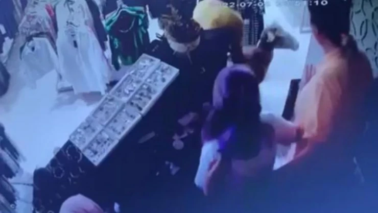 Kurbanlık koyun mağazaya girdi, içerideki panik kameralara yansıdı