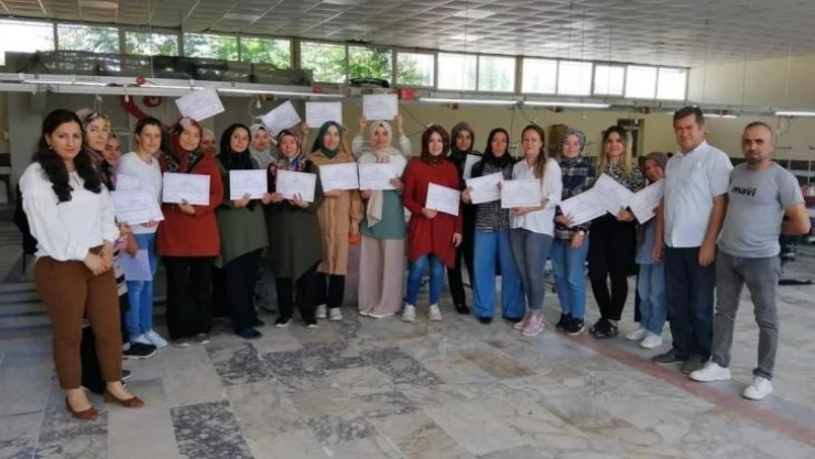 Kursu başarıyla tamamlayan hünerli kadınların diktiği elbiseler büyük beğeni topluyor