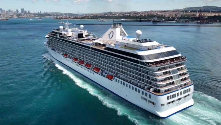 Kuşadası'ndan İstanbul'a gelen dev gemi havadan görüntülendi