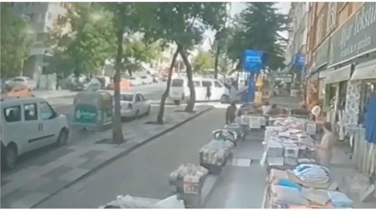 Laf attıkları kızları arabayla ezdiler, o anlar güvenlik kameralarına yansıdı