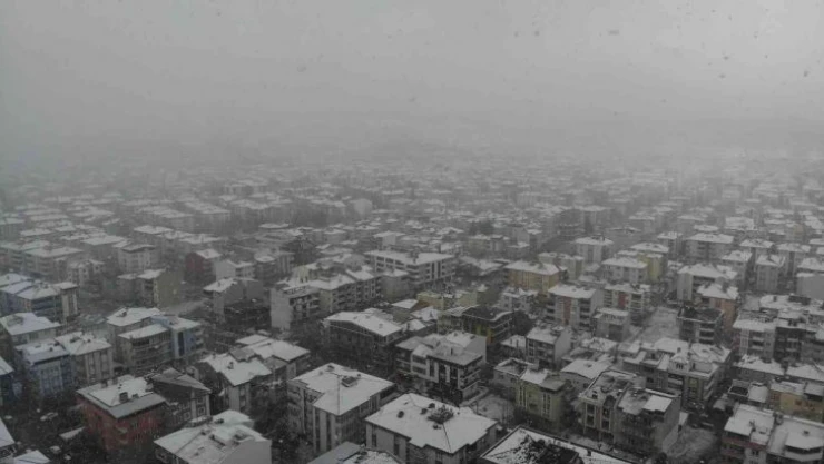 Lapa lapa yağan kar havadan görüntülendi