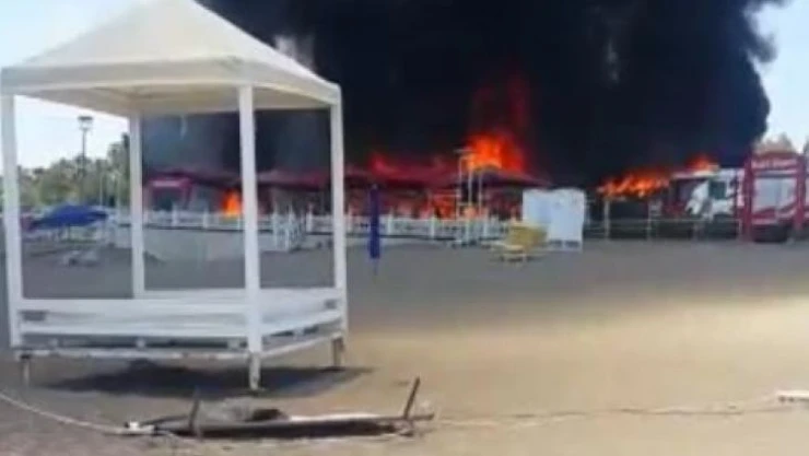 Lara bölgesindeki plaj işletmesinin alev topuna döndüğü anlar kameralara yansıdı