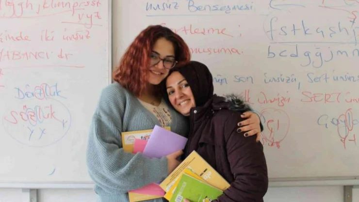 Lise öğrencisi olan anne ve kızı derslere birlikte giriyor