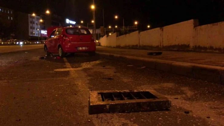 Logar kapağına çarpan otomobil devrildi: 3 yaralı