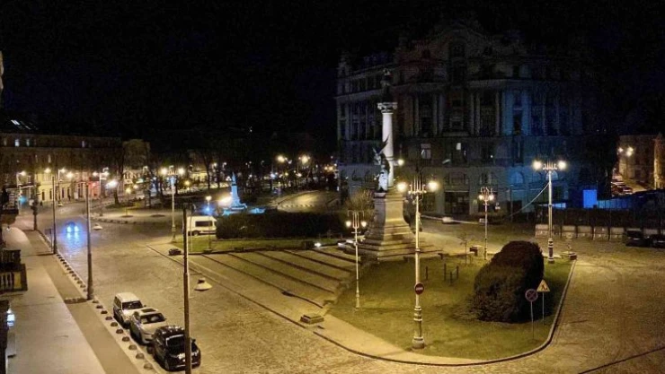 Lviv'de sirenleri duyan halk alışverişini yarıda bırakıp sığınaklara koşuyor