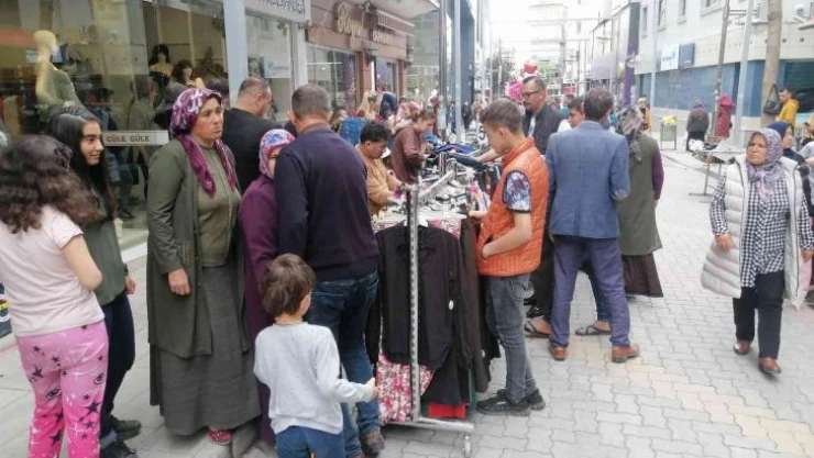 Mağazalar sokağa taştı, kasalarda uzun kuyruklar oluştu