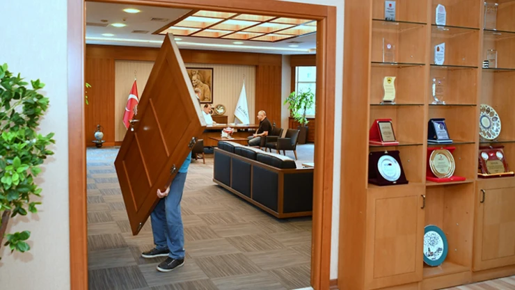 Makam odalarının kapılarını söken belediye başkanları