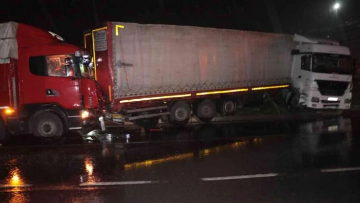 Makas atarak refüje çıkan tıra arkadan gelen kamyon çarptı