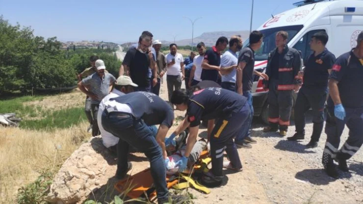 Malatya'da şarampole uçan araçta can pazarı: 2'si ağır 6 yaralı