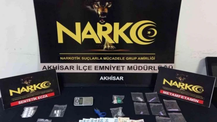 Manisa'da durdurulan araçta uyuşturucu maddelerle yakalandılar