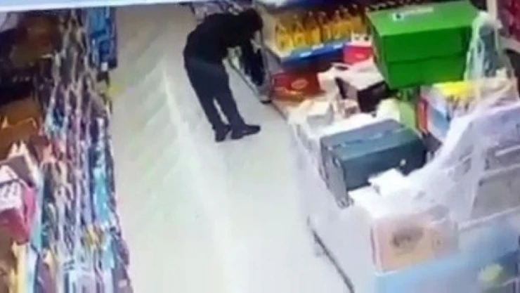 Markette hırsızlık yaparken yakalandı, arbede sırasında çaldıkları etrafa saçıldı