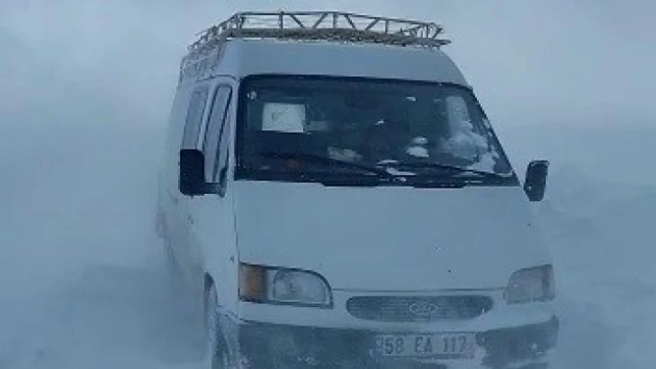 Mayıs ayında yağan kar ve tipi mahsur bıraktı