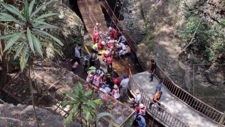 Meksika'da açılışı yapılan asma köprü koptu: 25 yaralı