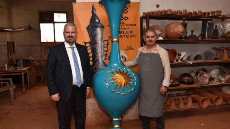 Menemen'den Cumhurbaşkanlığına dev vazo: 1 ayda bitirildi