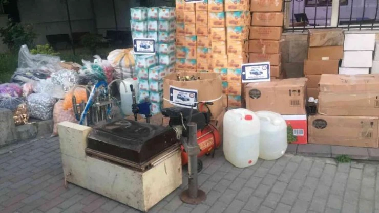 Merdiven altı ruhsatsız imalathanede binlerce şişe sahte parfüm ele geçirildi