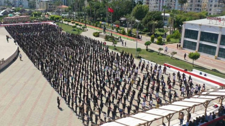 Mersin'de 1919 genç aynı anda zeybek oynadı