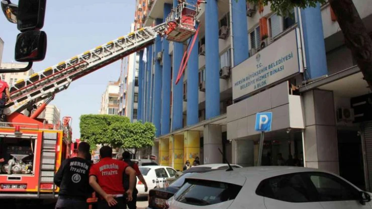 Mersin'de belediye binasında çıkan yangın korkuttu