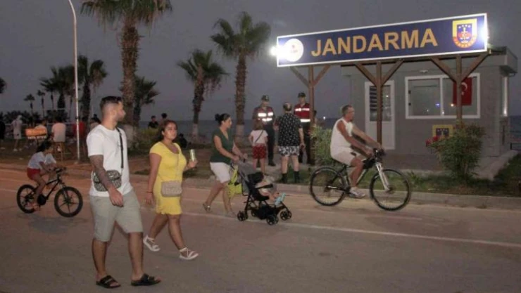 Mersin'de jandarma sahillere asayiş noktası kurdu