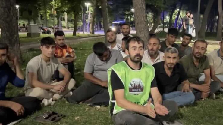 Mersin'deki TOKİ projesinde maaşlarını alamayan işçilerden başkentte oturma eylemi