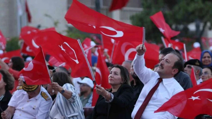Mersinliler, 15 Temmuz'un yıl dönümünde meydanlara akın etti