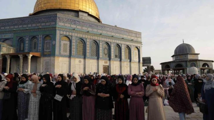 Mescid-i Aksa'da 200 bin kişi bayram namazı kıldı