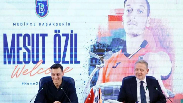Mesut Özil, Başakşehir'e resmi imzayı attı