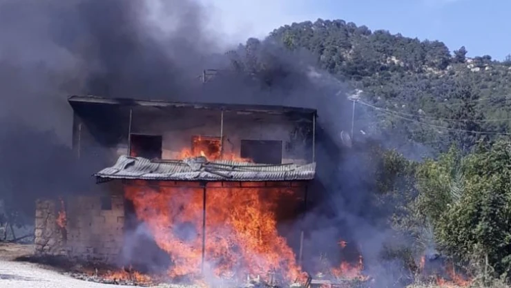 Metruk binadaki yüzlerce limon kasası yandı