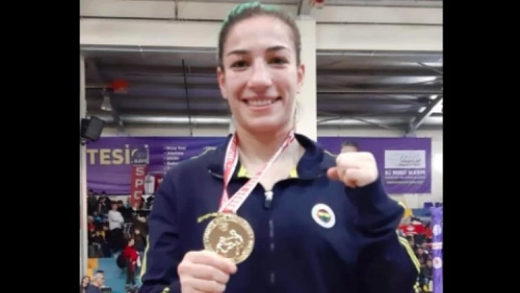 Milli boksör Ayşe Çağırır, son 16'ya yükseldi