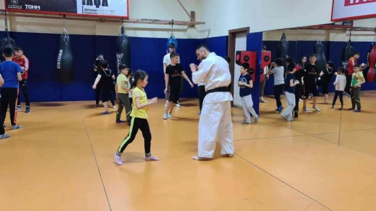 Milli sporcu Gedik, hem müsabakalara hazırlanıyor hem de sporcu yetiştiriyor