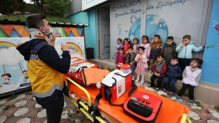 Minikler ambulans çeşitleri ve hizmetlerini öğrendi