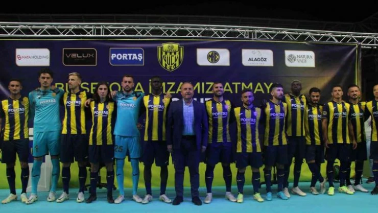 MKE Ankaragücü kadrosuna kattığı 14 isme imza töreni düzenledi