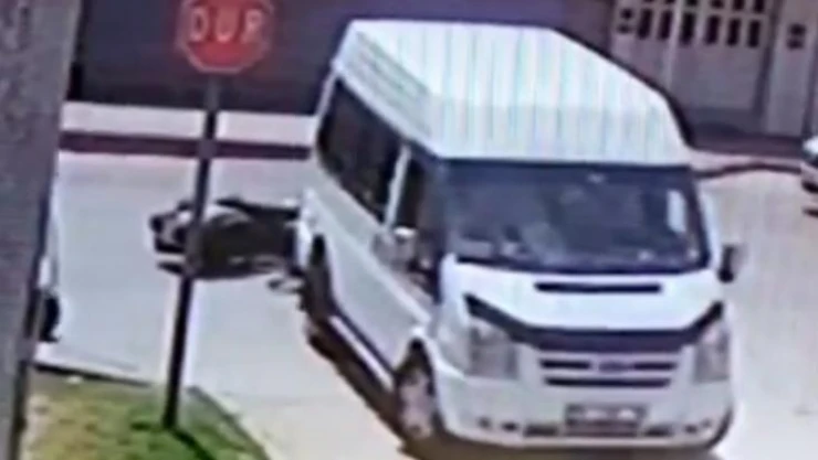 Motosiklet düğün konvoyundaki minibüse çarptı: 1 yaralı