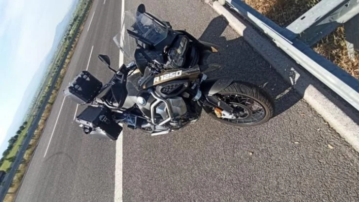 Motosikletiyle bariyerlere çarpıp yola savruldu
