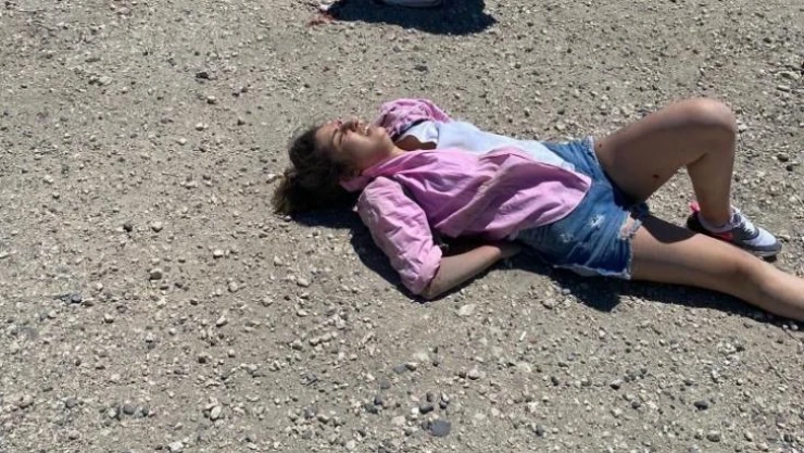 Motosikletlilerin tehlikeli yolculuğu zincirleme kazaya neden oldu: 2 yaralı