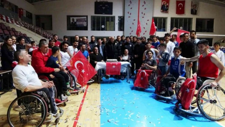 Muş'ta kavga ihbarına giden polislere engelli sporculardan sürpriz kutlama