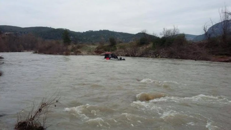 Traktörüyle çayda mahsur kalan sürücüyü AFAD kurtardı